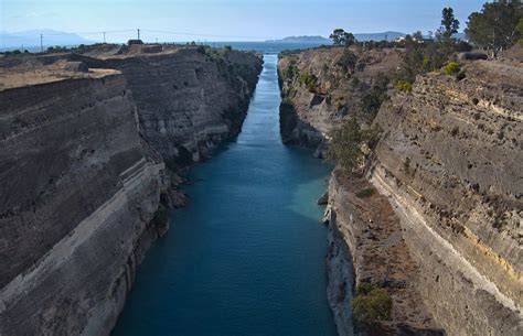 who built the corinth canal